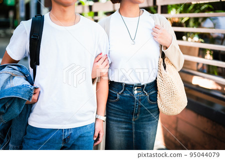 A man and a woman who go on a date with their arms folded, a couple, a lover A man and a woman who go on a date with their arms folded, a couple, a lover 95044079