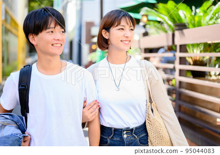 A man and a woman who go on a date with their arms folded, a couple, a lover A man and a woman who go on a date with their arms folded, a couple, a lover 95044083