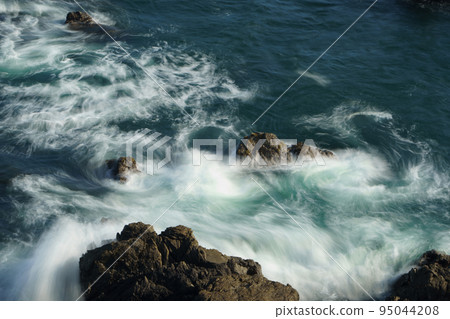 海浪在岸邊旋轉的美麗痕跡 95044208