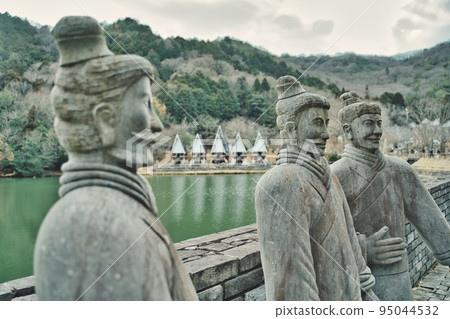 Old Chinese visiting Holland 95044532