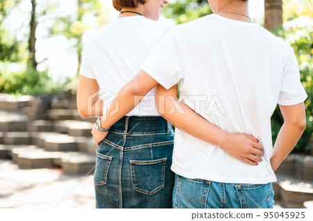 把手放在腰間的年輕男女夫婦 95045925