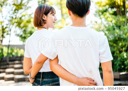 Young men and women who put their hands on their waists Couple 95045927