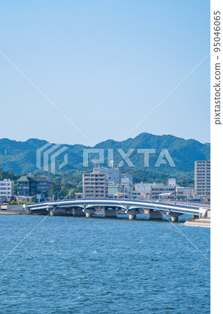 從島根縣立美術館看到的宍道湖大橋（島根縣松江市） 95046065