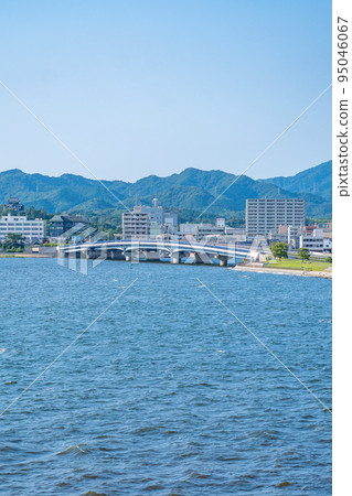 從島根縣立美術館看到的宍道湖大橋（島根縣松江市） 95046067