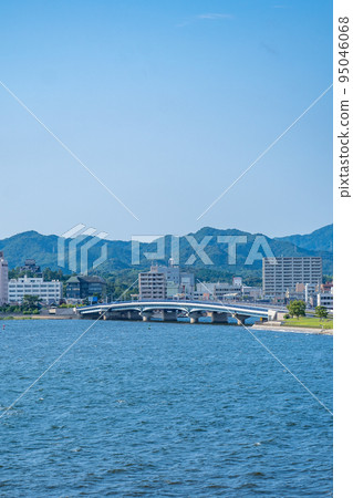 從島根縣立美術館看到的宍道湖大橋（島根縣松江市） 95046068