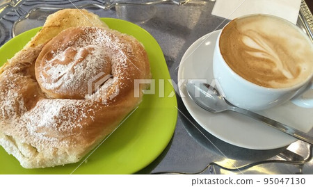 Mallorcan ensaimada 95047130