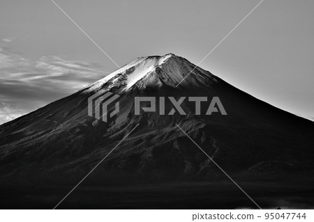 河口湖的富士山日出單色 95047744