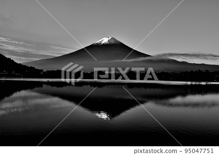 河口湖的富士山日出單色 河口湖的富士山日出單色 95047751