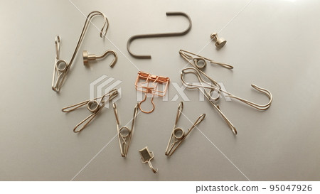 Small items made of stainless steel or steel. Frequently used items such as clothespins, S-shaped hooks, and magnets are plastic-free. 95047926