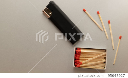 一次性塑料打火機和火柴盒 95047927