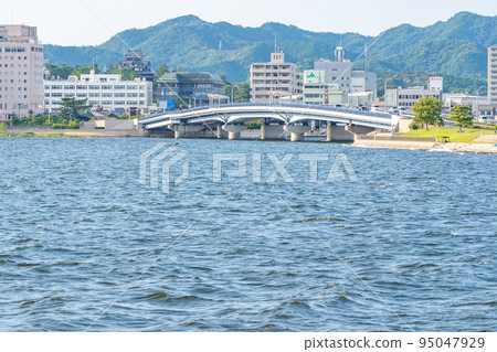Lake Shinji Bridge seen from Shimane Prefectural Museum of Art (Matsue City, Shimane Prefecture) 95047929