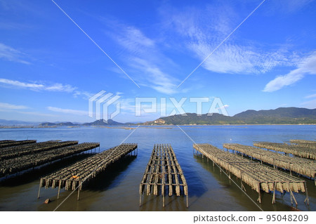 Scenery of the Seto Inland Sea in Hiroshima Prefecture with an oyster restraint shelf Scenery of the Seto Inland Sea in Hiroshima Prefecture with an oyster restraint shelf 95048209
