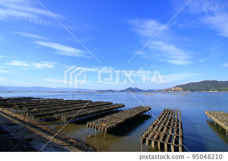 Scenery of the Seto Inland Sea in Hiroshima Prefecture with an oyster restraint shelf Scenery of the Seto Inland Sea in Hiroshima Prefecture with an oyster restraint shelf 95048210