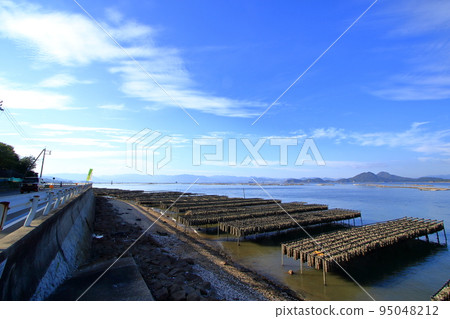 Scenery of the Seto Inland Sea in Hiroshima Prefecture with an oyster restraint shelf Scenery of the Seto Inland Sea in Hiroshima Prefecture with an oyster restraint shelf 95048212