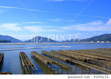 在江田島灣享受滑水的人們 在江田島灣享受滑水的人們 95048218