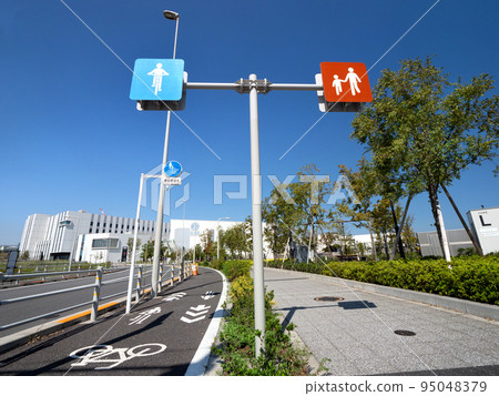 road with bike lanes 95048379