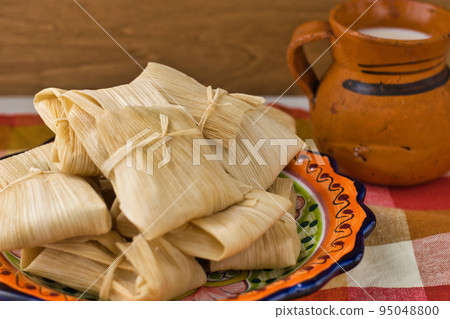墨西哥美食玉米粉蒸肉和 atole 墨西哥美食玉米粉蒸肉和 atole 95048800