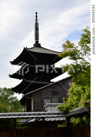 Yasaka Dori and Yasaka Tower 95049195