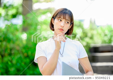 拿著電腦歪著頭的女人擔心 拿著電腦歪著頭的女人擔心 95049221