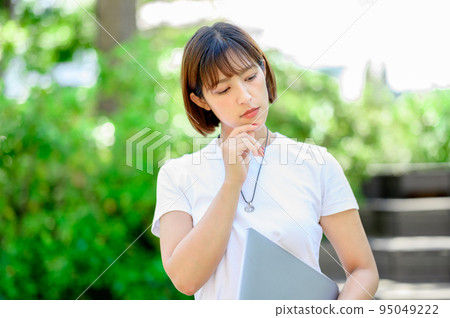 拿著電腦歪著頭的女人擔心 95049222