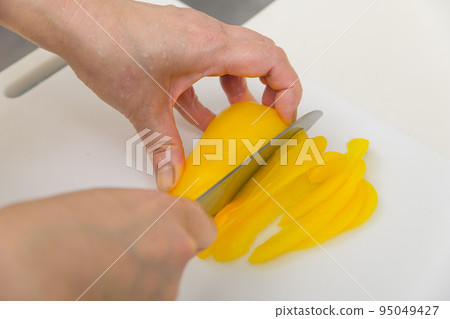 [Cut paprika yellow with a Santoku knife] 95049427