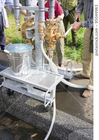 使用應急水箱進行培訓 使用應急水箱進行培訓 95049963