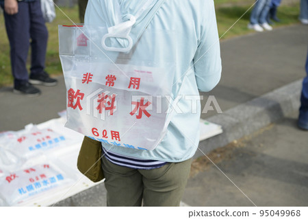 攜帶緊急飲料袋的人 95049968