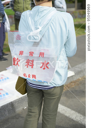 A person carrying an emergency drink bag 95049969