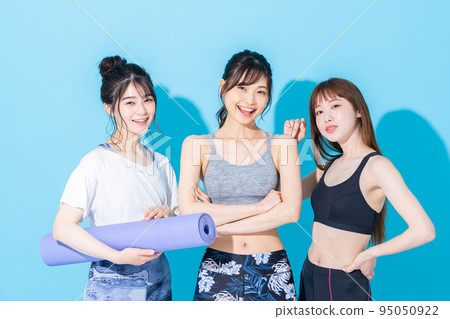 Young woman in sportswear 95050922