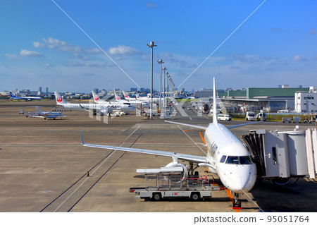 羽田機場，1 號航站樓前的停機坪，飛機整齊排列，東京大田區 95051764