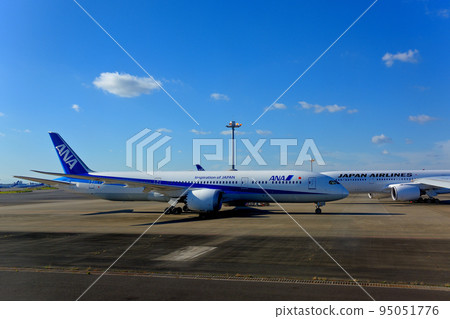 日航和全日空在東京大田區羽田機場停機坪上對峙的競爭對手 (2) 日航和全日空在東京大田區羽田機場停機坪上對峙的競爭對手 (2) 95051776
