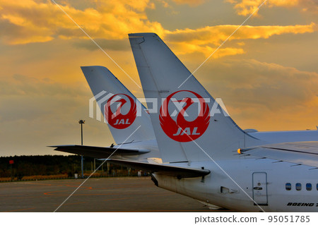北海道新千歲機場,一架客機在夕陽下歇息,令人印象深刻的尾巴,苫小牧,千歲 (3) 北海道新千歲機場,一架客機在夕陽下歇息,令人印象深刻的尾巴,苫小牧,千歲 (3) 95051785
