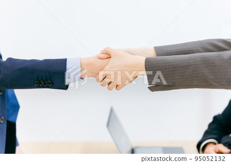 商業場景中的男女握手 95052132