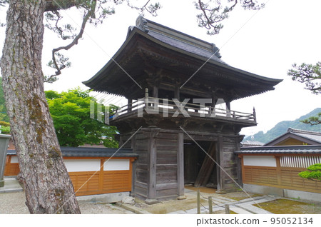 玉林院的大門和鍾樓，建於江戶時代的 1766 年，還保留著許多脊板等材料。 95052134