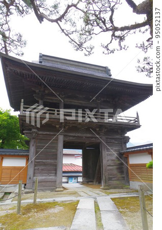 Gyokurin-in temple gate and bell tower, built in 1766 during the Edo period, and many materials such as ridgeplates remain. Gyokurin-in temple gate and bell tower, built in 1766 during the Edo period, and many materials such as ridgeplates remain. 95052137