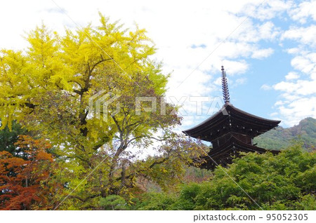信州上田Maeyamaji三重塔的文化遺產國家重要文化財產室町時代的三重塔,也被稱為“未完成的塔” 信州上田Maeyamaji三重塔的文化遺產國家重要文化財產室町時代的三重塔,也被稱為“未完成的塔” 95052305