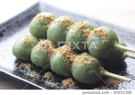 3 piled up grass dumplings covered with soybean flour 95052306