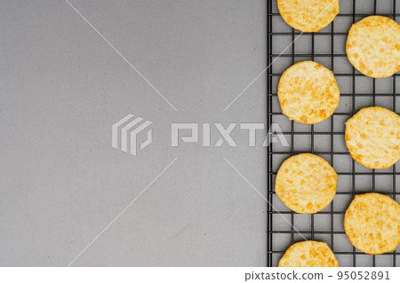 Flat lay of snack, Crispy potato chip arrange on rack oven baked over gray background Flat lay of snack, Crispy potato chip arrange on rack oven baked over gray background 95052891