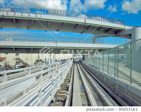 Kansai/Osaka/Kobe Port Liner/Image of urban traffic that intersects with expressways/Kobe City, Hyogo Prefecture (1) 95053161