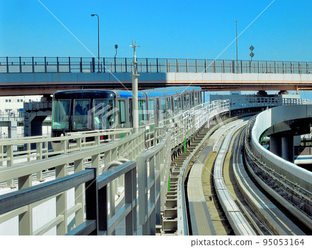 Kansai/Osaka/Kobe Port Liner/Image of urban traffic that intersects with highways/Kobe City, Hyogo Prefecture (4) 95053164