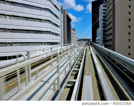 關西、大阪、神戶港班輪、兵庫縣神戶市三宮市建築物之間運行的城市交通形象 (2) 95053168