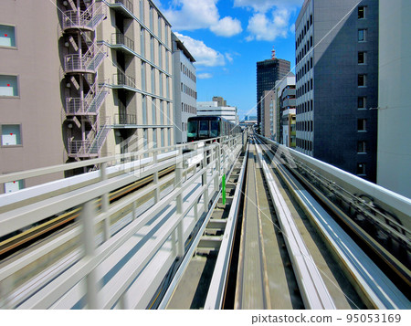 關西、大阪、神戶港班輪、兵庫縣神戶市三宮的建築物之間運行的城市交通形象（3） 95053169