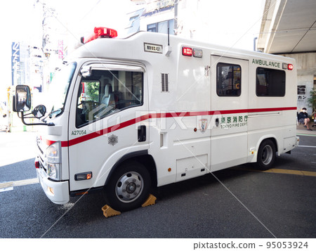 在街上等候的救護車 在街上等候的救護車 95053924