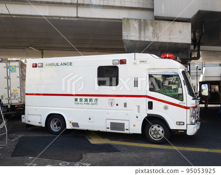 在街上等候的救護車 95053925