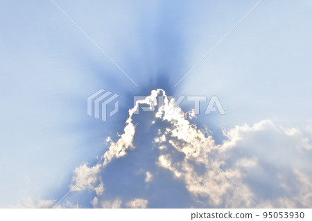Rays from the sun hidden behind clouds 95053930