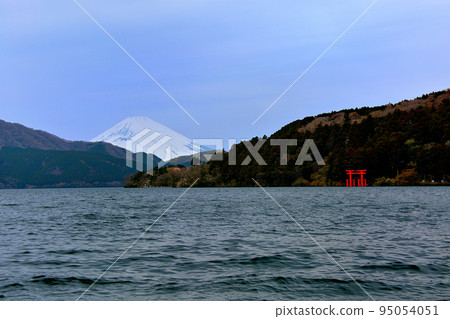 Hakone, Moto-Hakone Port, Mt. Fuji and Lake Ashinoko, Hakone-like scenery created by the torii of Hakone Shrine, Kanagawa, Hakone (2) Hakone, Moto-Hakone Port, Mt. Fuji and Lake Ashinoko, Hakone-like scenery created by the torii of Hakone Shrine, Kanagawa, Hakone (2) 95054051