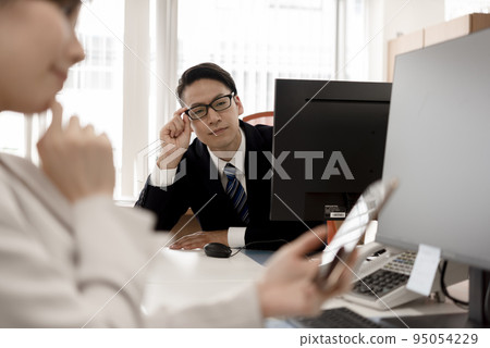 關心在工作中玩弄智能手機的老闆 95054229