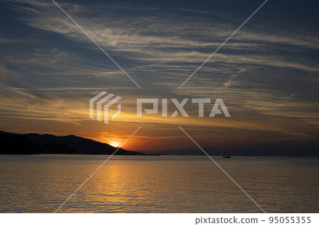 Sunset seen from the coast of Numazu Sunset seen from the coast of Numazu 95055355