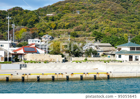 Ote on Megijima that protects the house from the sea breeze and sea breeze (Takamatsu City, Kagawa Prefecture) Ote on Megijima that protects the house from the sea breeze and sea breeze (Takamatsu City, Kagawa Prefecture) 95055645