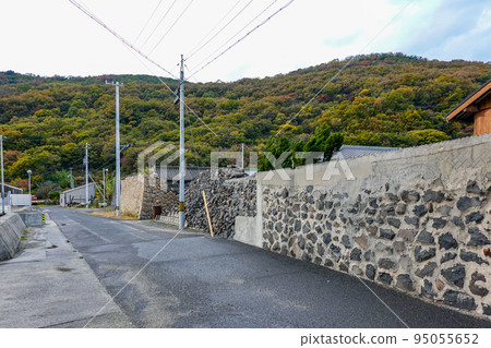 Ote on Megijima that protects the house from the sea breeze and sea breeze (Takamatsu City, Kagawa Prefecture) Ote on Megijima that protects the house from the sea breeze and sea breeze (Takamatsu City, Kagawa Prefecture) 95055652
